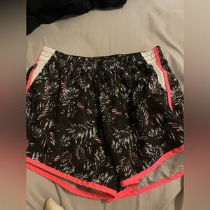 Medium zone pro shorts with leave design